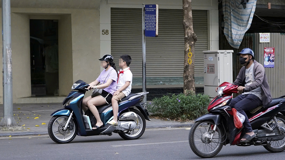 Thời gian tới, CSGT tiếp tục xử lý các hành vi như: Điều khiển xe không có bằng lái, không đội mũ bảo hiểm, chở quá số người quy định, không chấp hành hiệu lệnh tín hiệu đèn giao thông, chạy dàn hàng ngang, đi ngược chiều, bấm còi, rú ga...