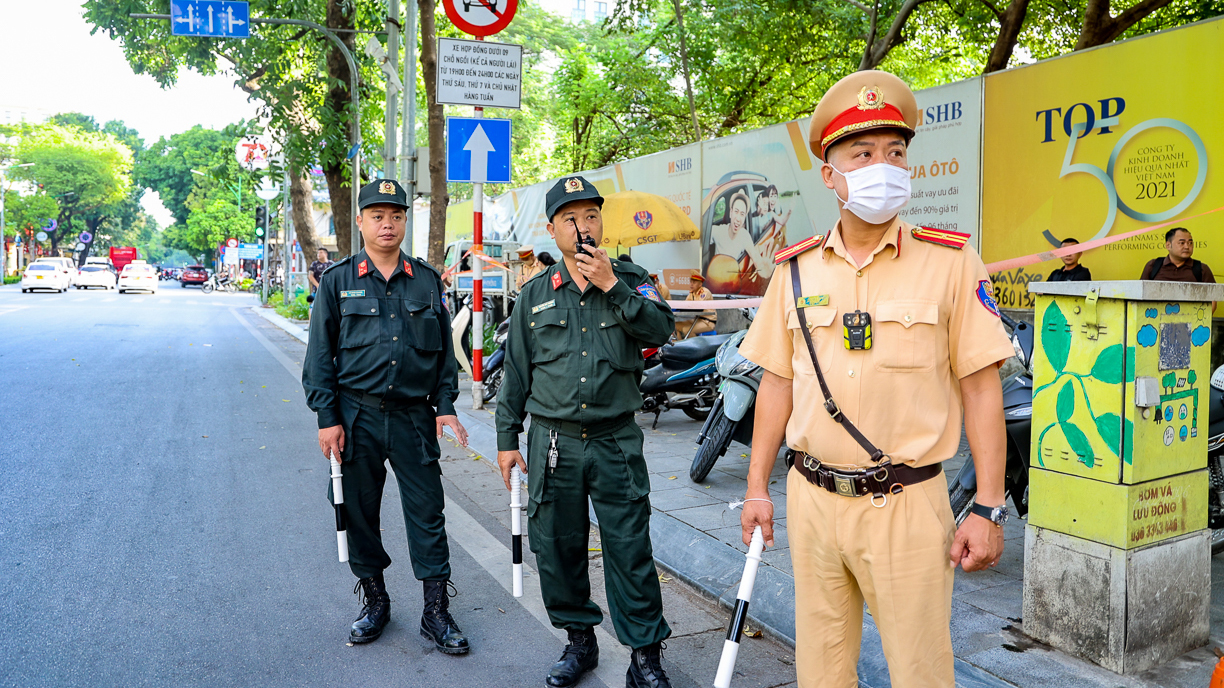 Sáng nay (24/10), các Tổ công tác đặc biệt của Phòng Cảnh sát giao thông (CSGT) Công an TP Hà Nội tiếp tục ra quân tuyên truyền, xử lý tình trạng phụ huynh và học sinh vi phạm trật tự, an toàn giao thông (ATGT).