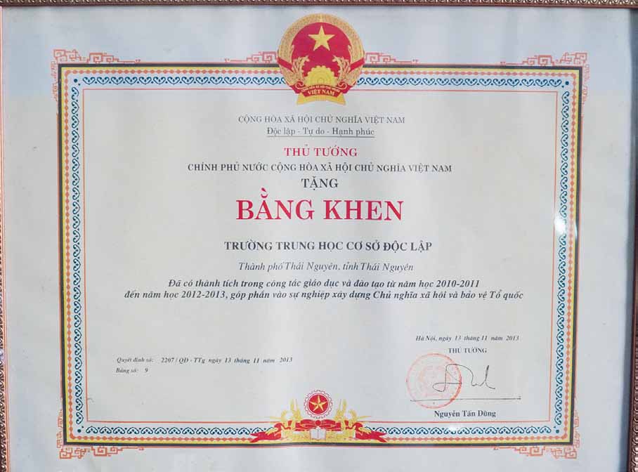 Bằng khen của Thủ tướng Chính phủ trao tặng cho trường THCS Độc Lập năm 2013.