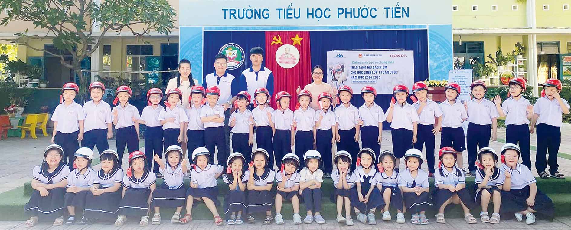 Các bạn học sinh lớp 1 được trao tặng mũ bảo hiểm.