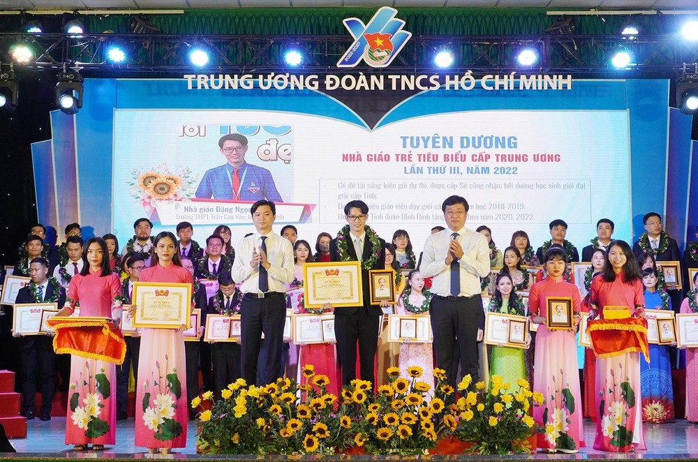 Ông Lê Quốc Phong - Bí thư Tỉnh ủy Đồng Tháp (phải) và anh Nguyễn Minh Triết - Bí thư T.Ư Đoàn, Chủ tịch T.Ư Hội SVVN chúc mừng các nhà giáo trẻ tiêu biểu cấp T.Ư năm 2022