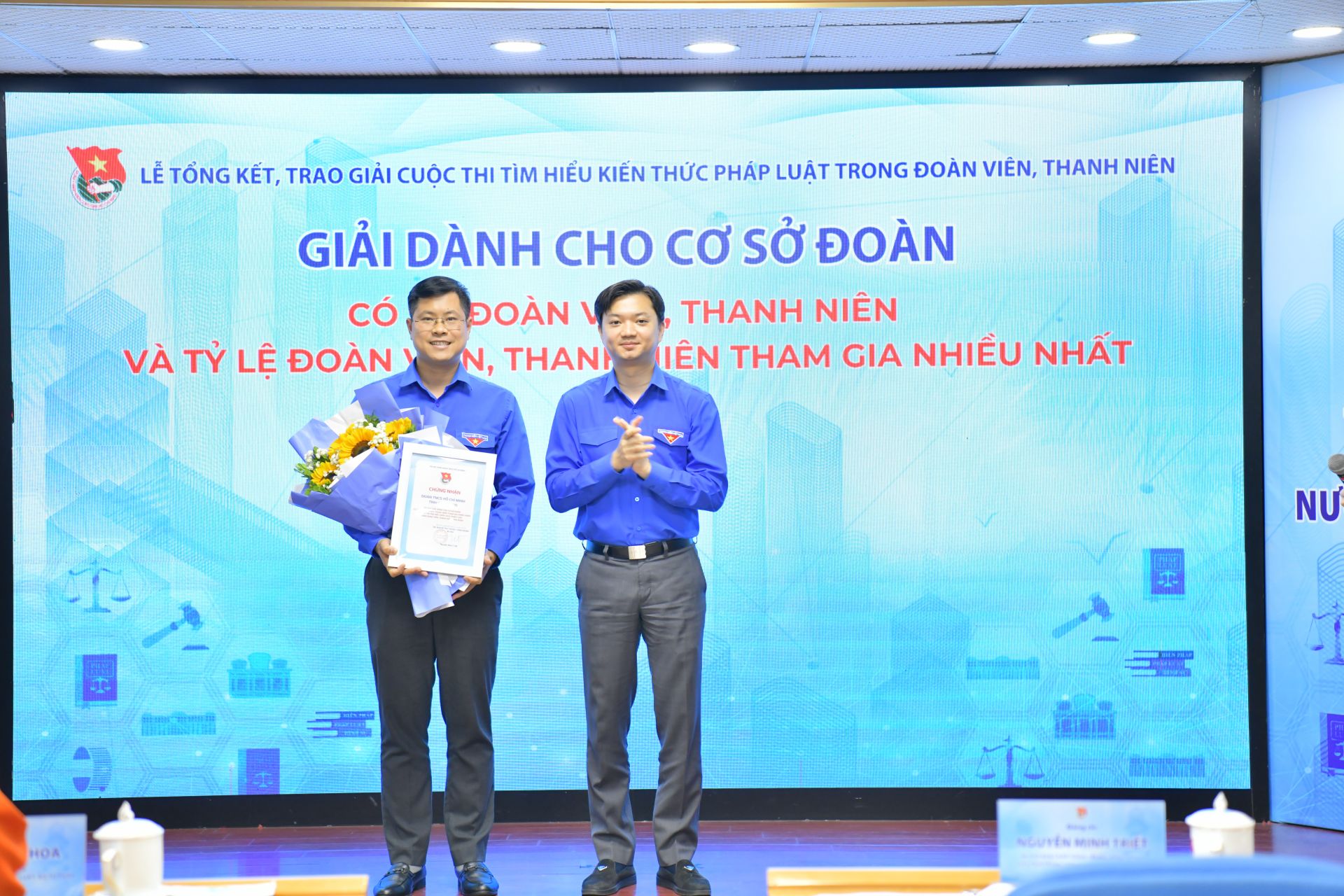 Anh Nguyễn Minh Triết  trao giải cho Tỉnh Đoàn Bắc Giang vì đã duy trì số lượng và tỉ lệ đoàn viên, thanh niên tham gia nhiều nhất.