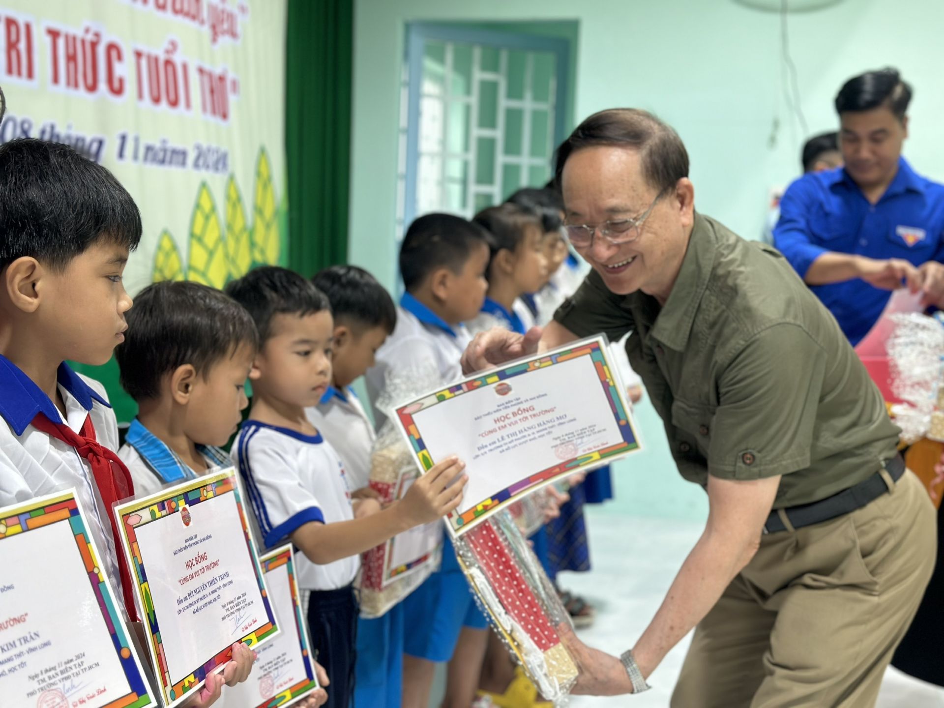 Ông Đặng Tự Ân (Giám đốc Quỹ VIGEF) luôn khuyến khích các bạn nhỏ tham gia tốt phong trào “Đọc và làm theo báo Đội”.