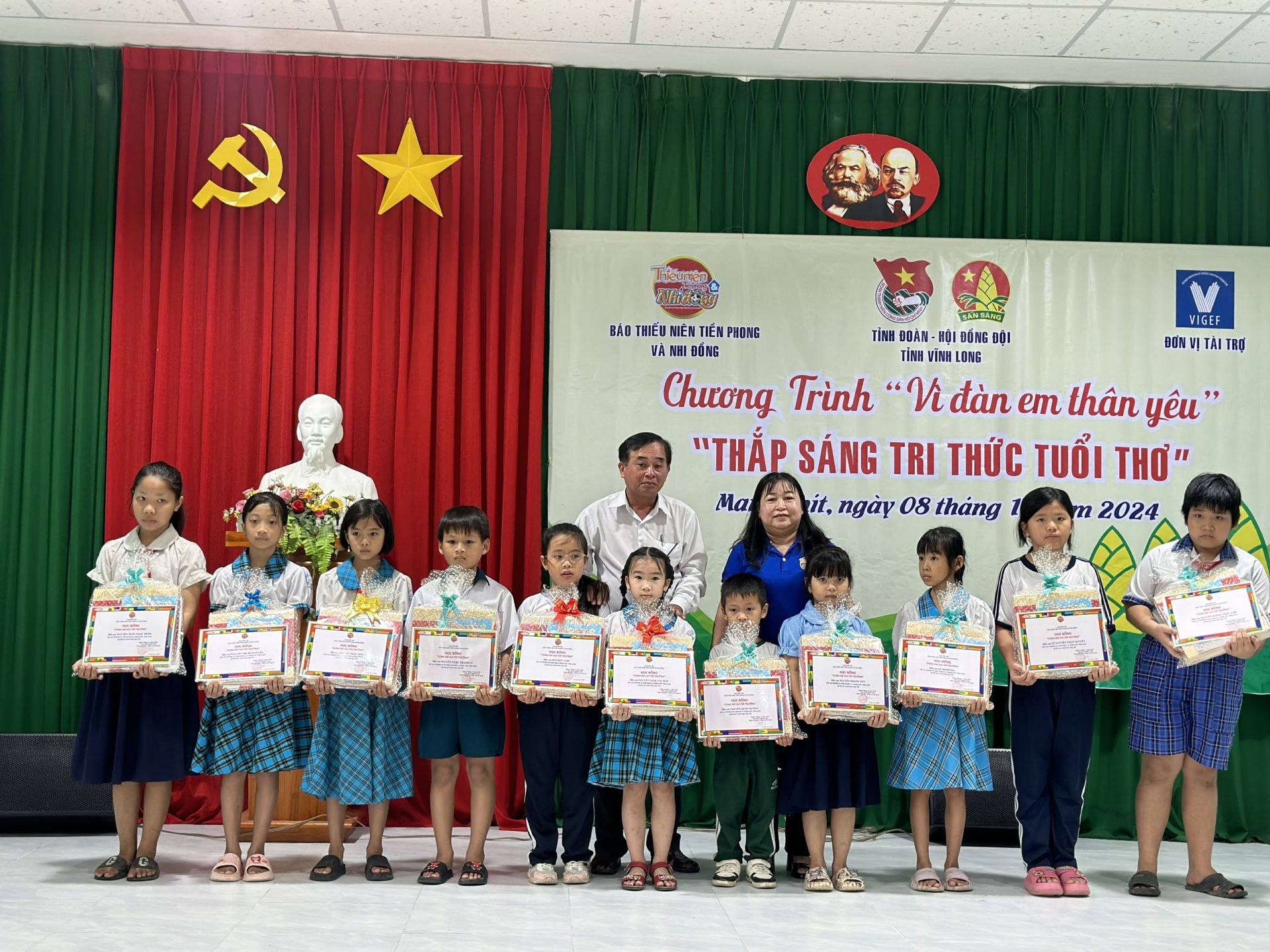  trao tặng quà, học bổng đến các bạn học sinh vượt khó học tốt.
