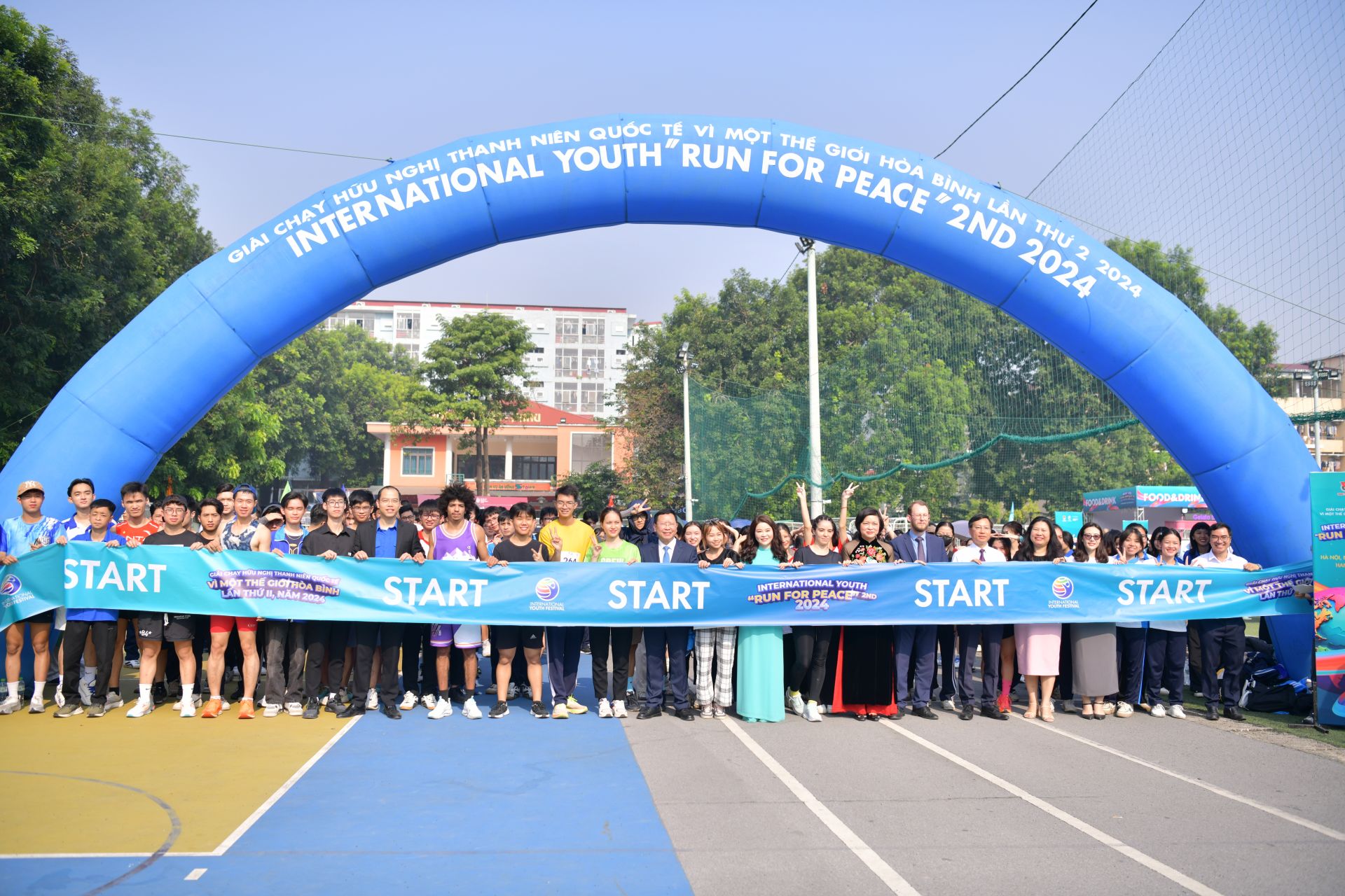 Đại biểu tham gia giải chạy phong trào Hữu nghị Thanh niên Quốc tế “Vì một thế giới hòa bình” lần thứ II