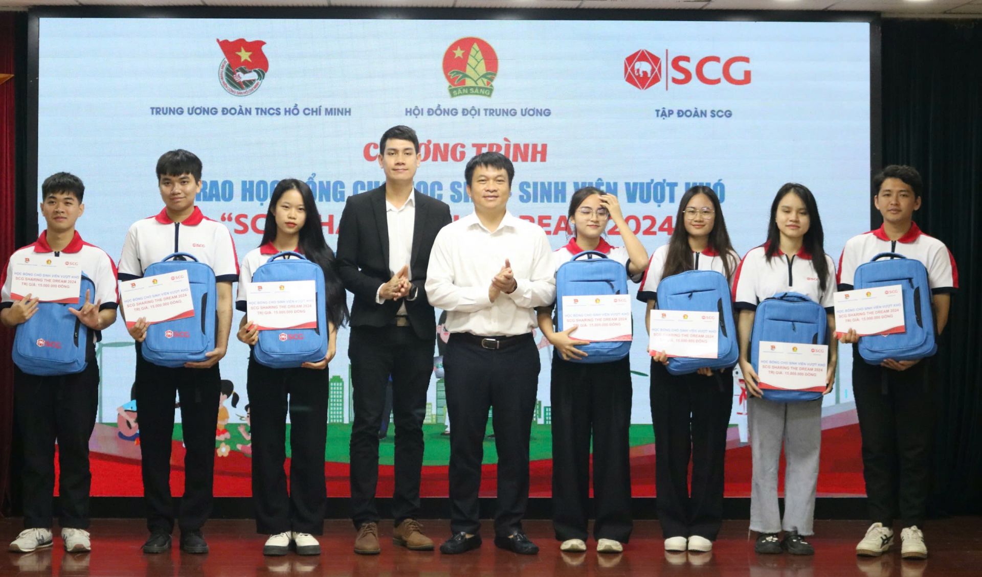 Trao học bổng SCG cho các bạn học sinh, sinh viên.