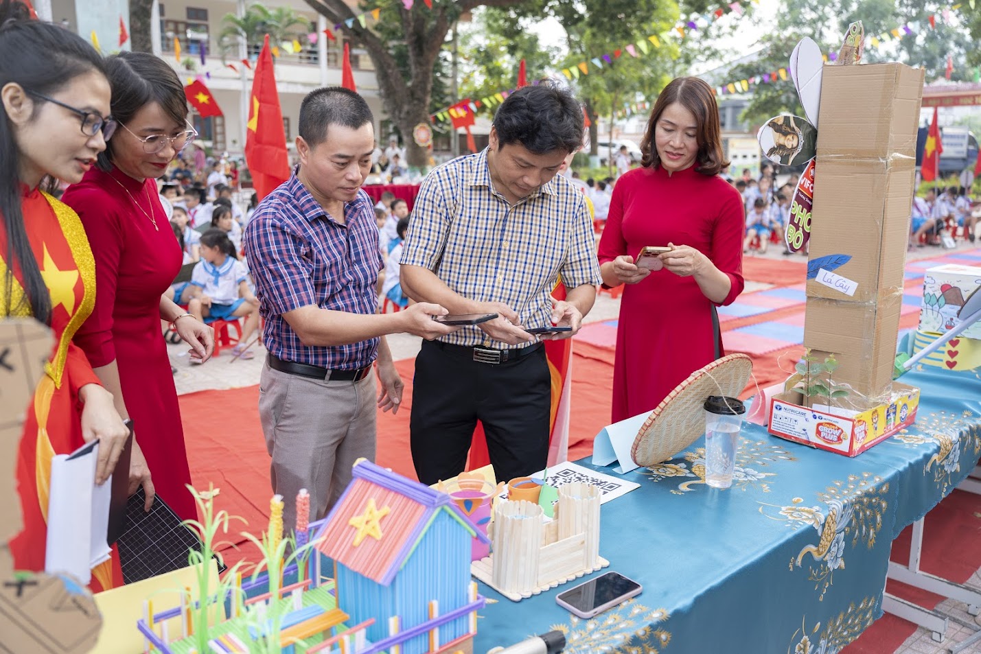 Các sản phẩm Stem do cô trò trường TH Cương Gián 2 sáng chế được gắn mã QR để bình chọn