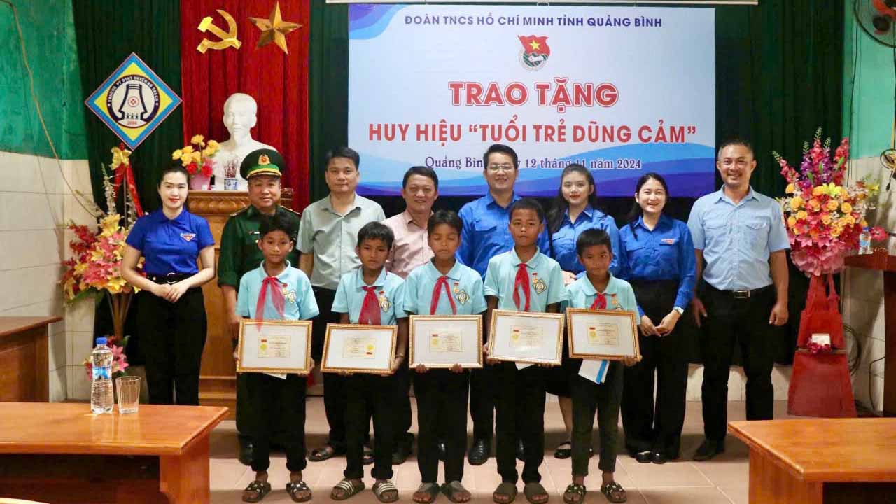 Trao Huy hiệu Tuổi trẻ dũng cảm cho 5 đội viên dũng cảm cứu người bị đuối nước