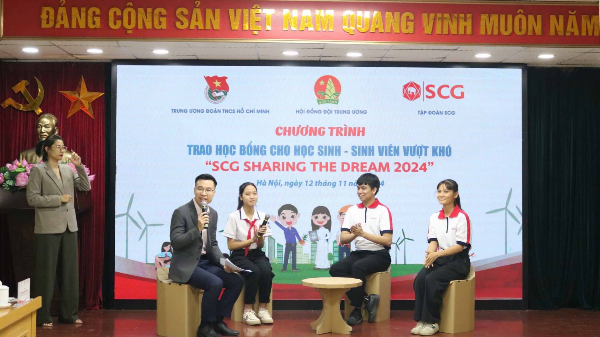 Các bạn học sinh, sinh viên chia sẻ hành trình vượt khó vươn lên trong học tập.