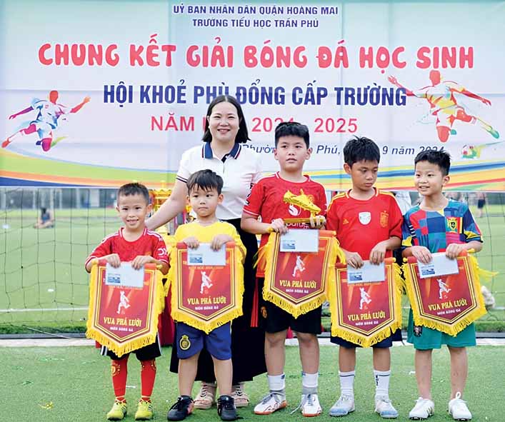 Cô Nguyễn Thị Kim Giang rất quan tâm đến các
hoạt động của học sinh trường Tiểu học Trần Phú.