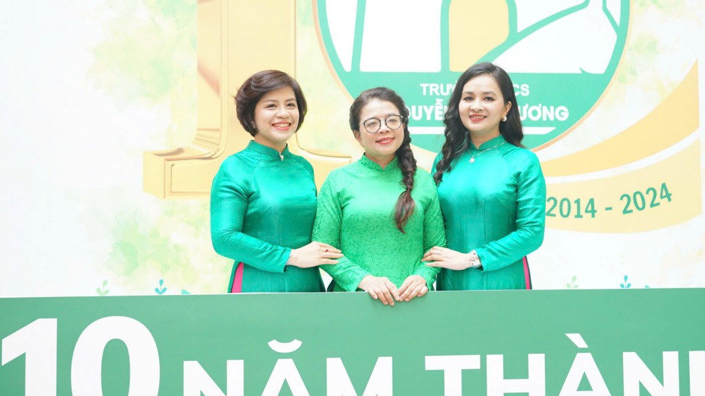 Cô giáo Phạm Thị Hương Giang, Hiệu trưởng nhà trường giai đoạn 2014 - 2023 (đứng giữa) đến chung vui cùng trường THCS Nguyễn Tri Phương