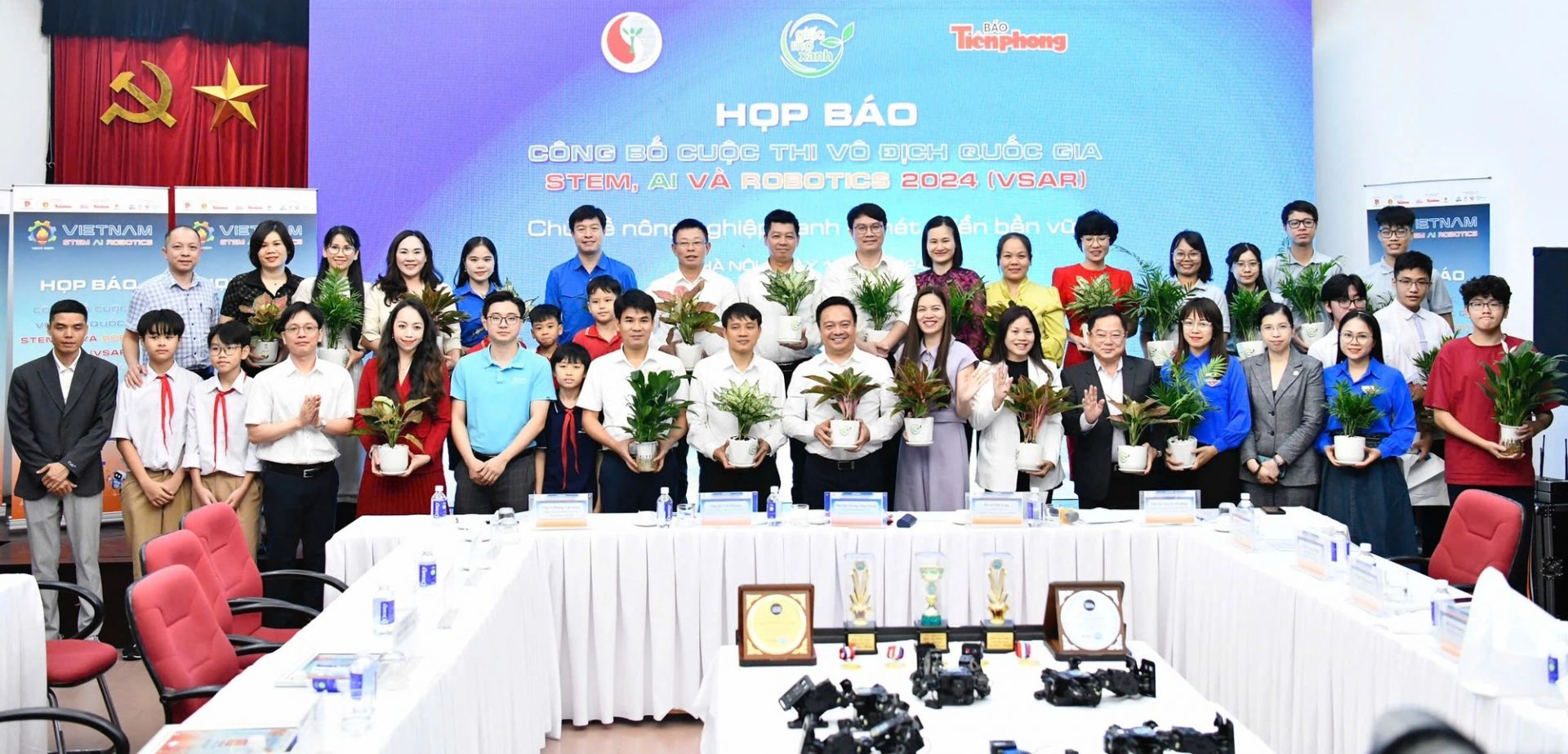 Các đại biểu tại họp báo công bố cuộc thi Vô địch quốc gia STEM, AI và Robotics 2024 với chủ đề 