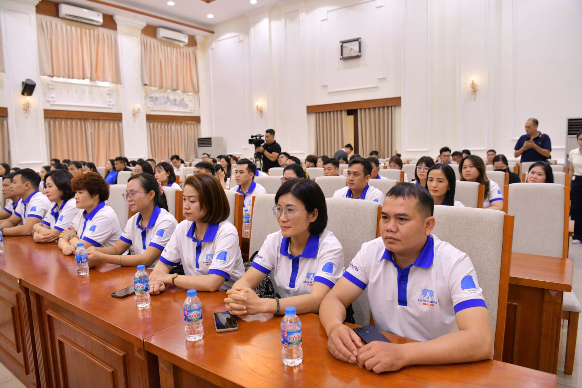 Mỗi thầy cô đều là những tấm gương sáng về tấm lòng người giáo viên với học trò.