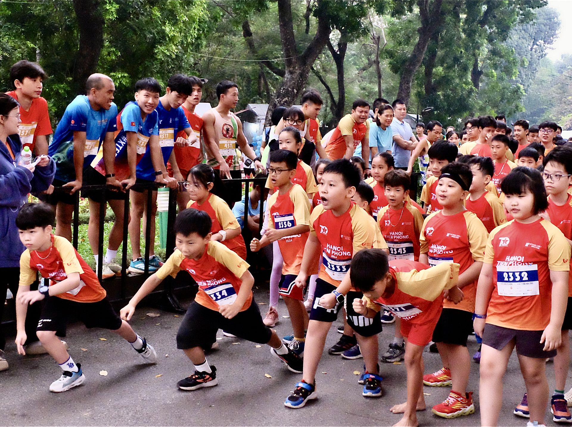 Các vận động viên nhí vô cùng hào hứng khi được vận động thể thao cùng các bạn đồng trang lứa.