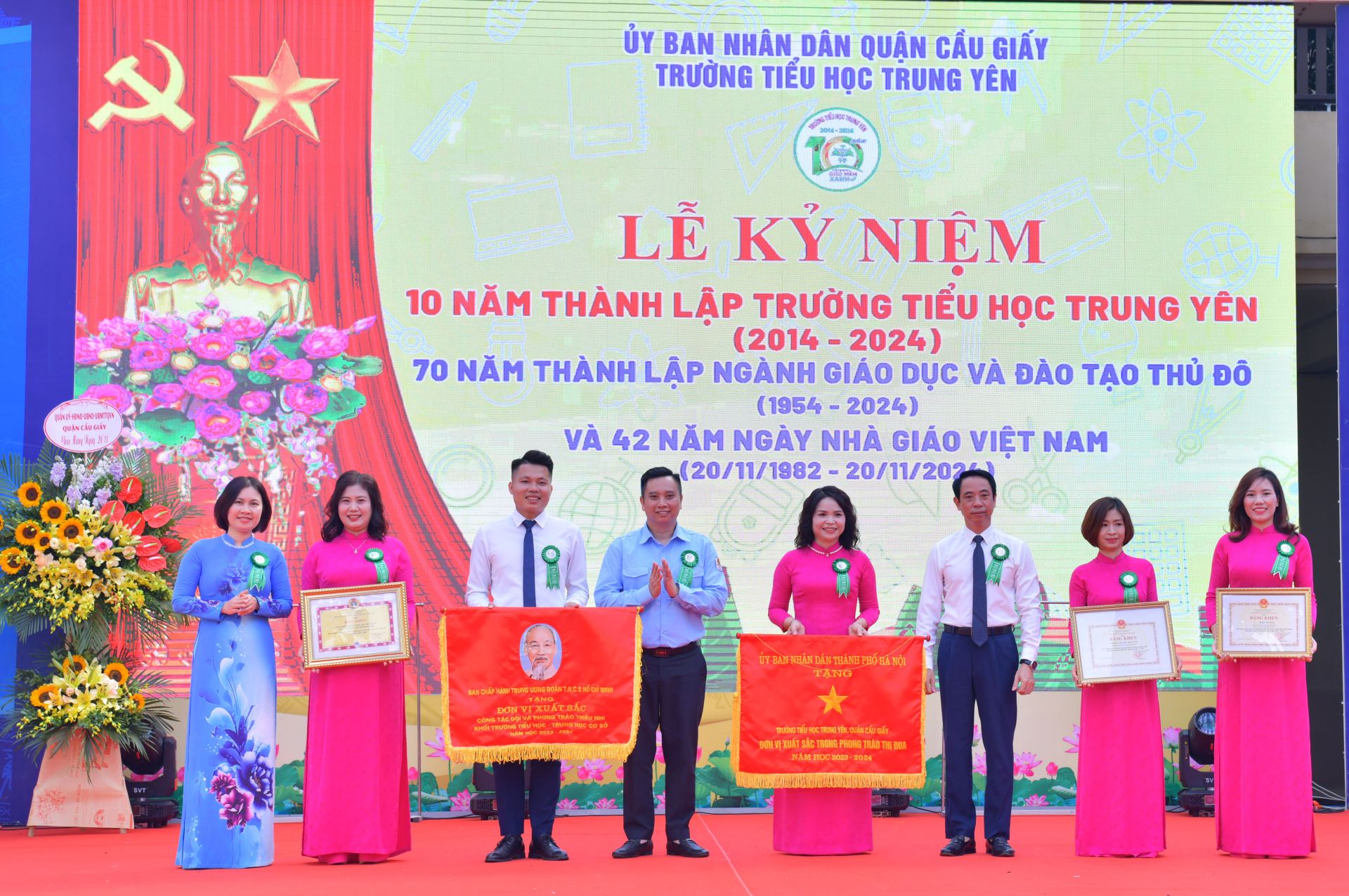 Nhà trường đón nhận thành tích từ Bộ GD&ĐT, T.Ư Đoàn TNCS Hồ Chí Minh và UBND TP. Hà Nội.