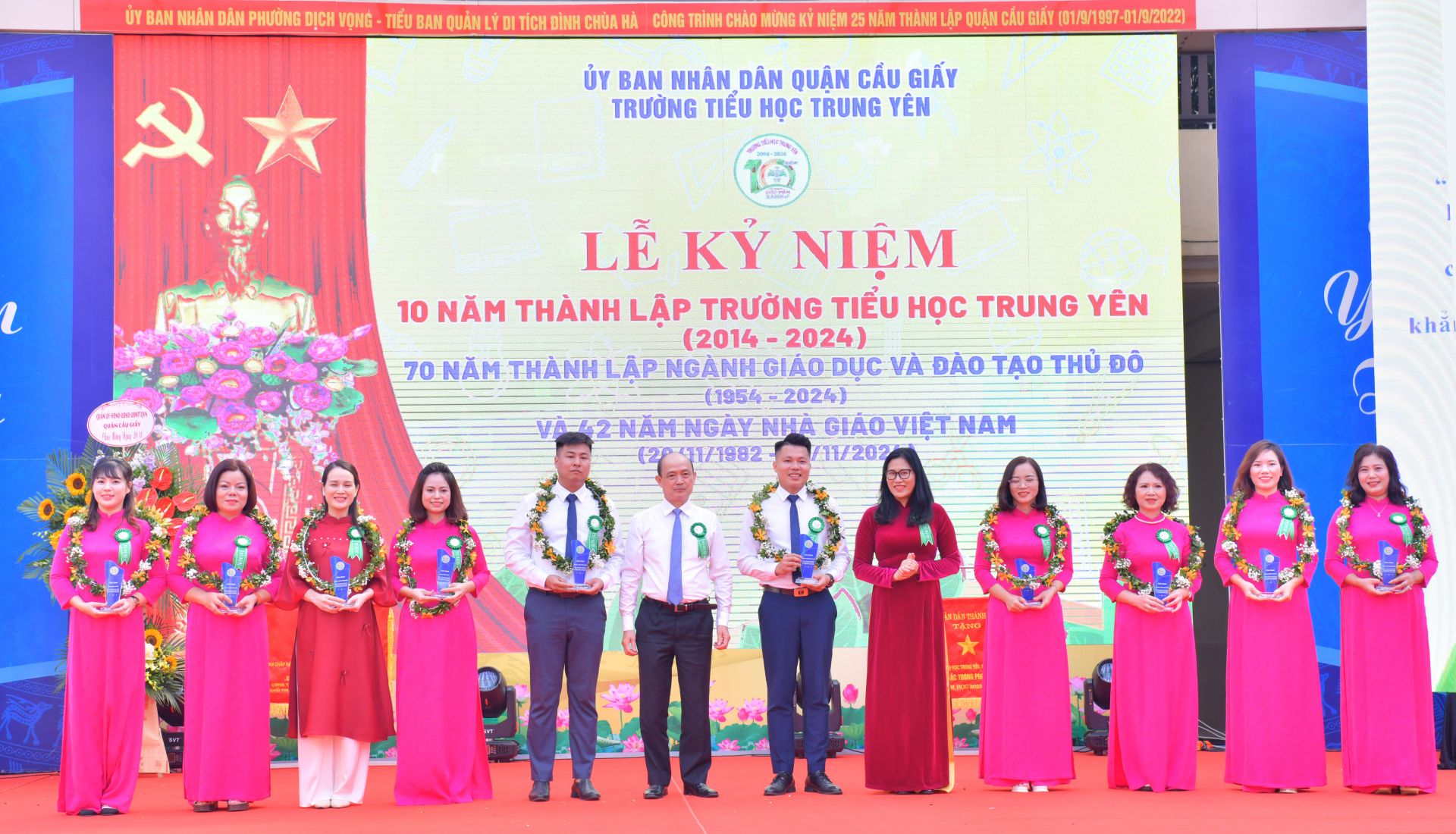 Trường Tiểu học Trung Yên tri ân thầy cô đã có những đóng góp cho sự phát triển của nhà trường.