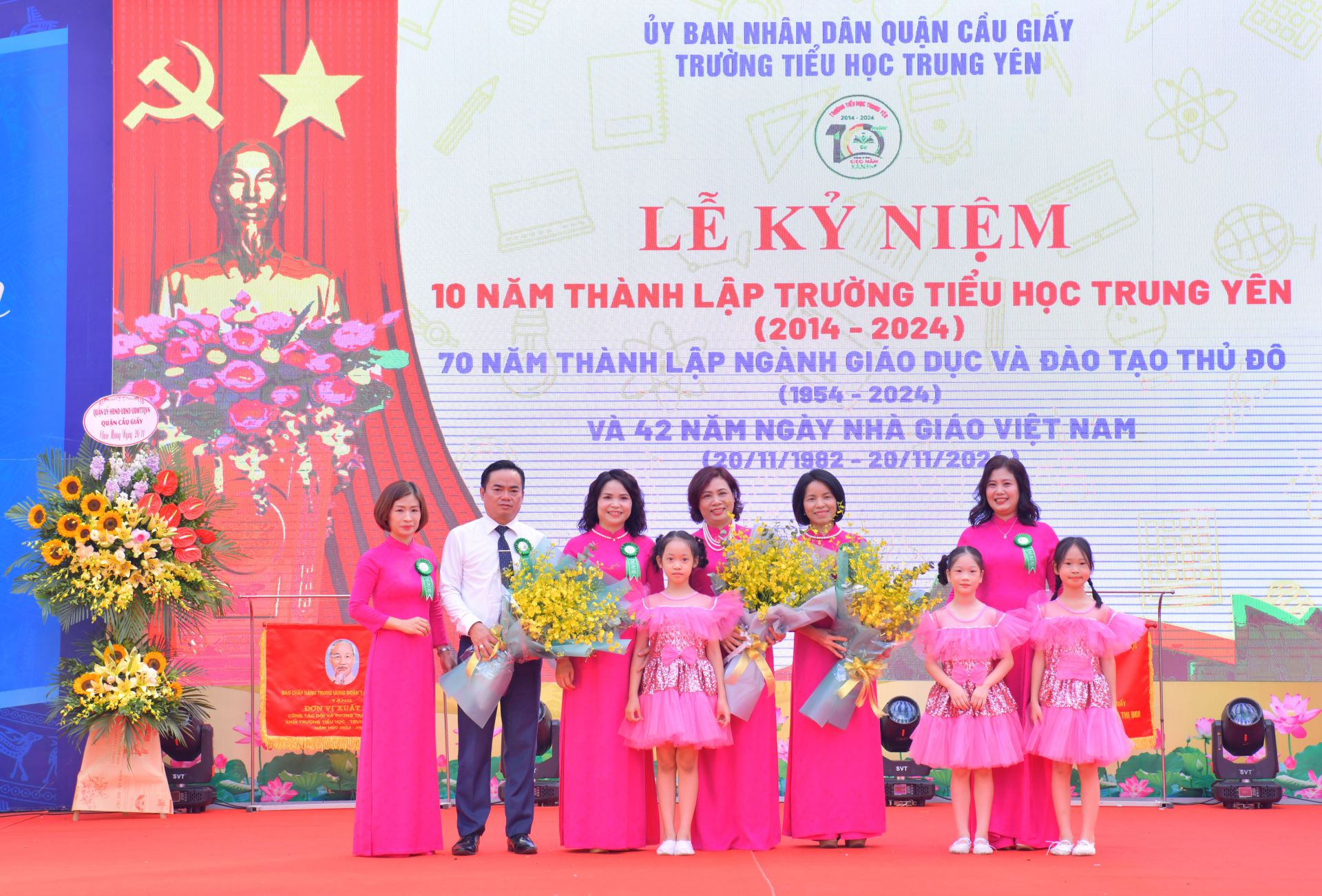 Nhà trường tri ân những thầy cô đã có nhiều năm cống hiến.