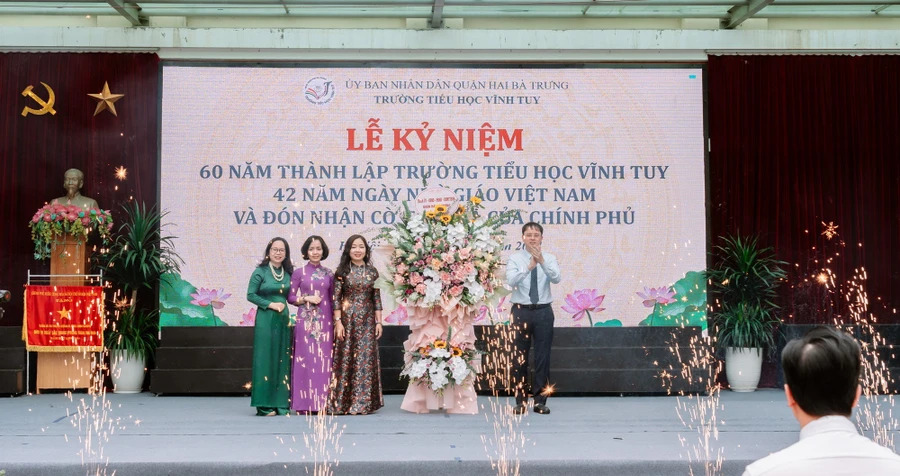 Trường Tiểu học Vĩnh Tuy kỷ niệm 60 năm thành lập trường và 42 năm ngày Nhà giáo Việt Nam.