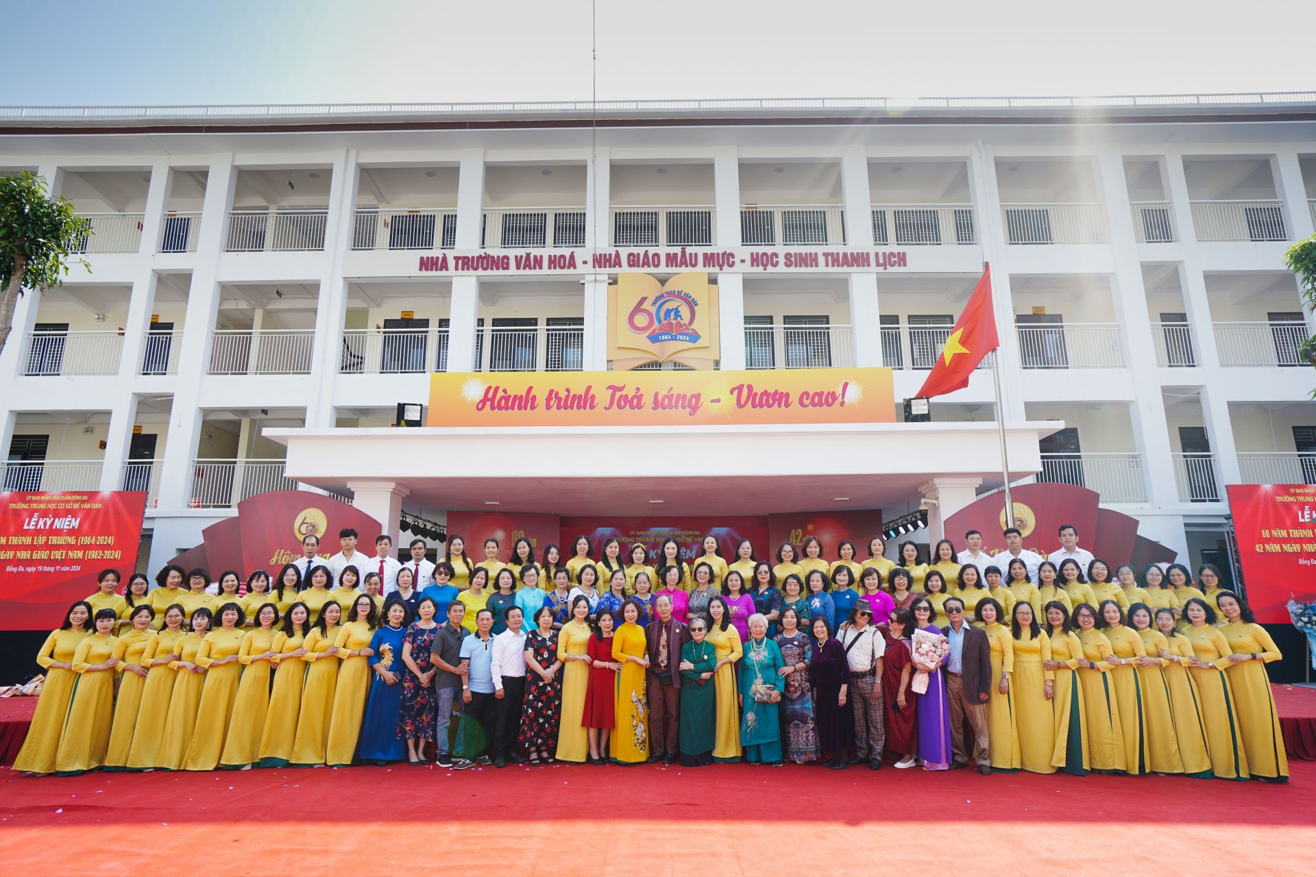 Tập thể cán bộ, giáo viên nhà trường chụp ảnh lưu niệm mừng 60 năm thành lập trường.