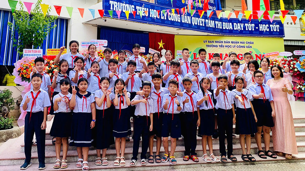 Tập thể lớp 5/2 trường Tiểu học L&yacute; C&ocirc;ng Uẩn l&agrave; t&aacute;c giả của bức họa Lời ch&uacute;c h&igrave;nh c&aacute;nh diều