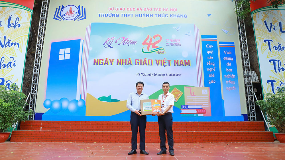 Nh&agrave; gi&aacute;o Phạm Như H&ugrave;ng vui mừng đ&oacute;n nhận chiếc laptop từ C&ocirc;ng ty VEPIC