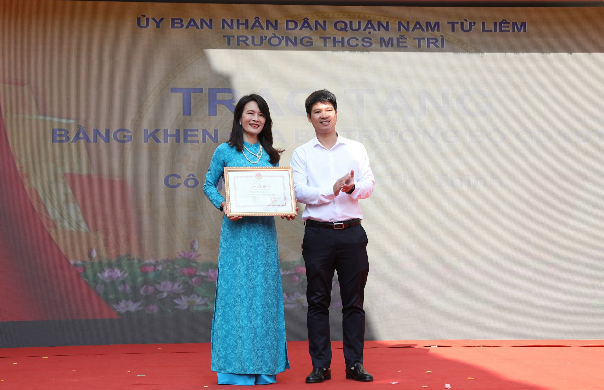 Nhà giáo Nguyễn Thị Thịnh - Bí thư chi bộ, Hiệu trưởng nhà trường vinh dự nhận được Bằng khen của Bộ GD&ĐT.