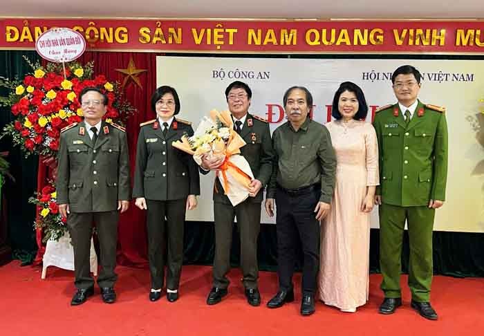 Nhà thơ Nguyễn Quang Thiều tặng hoa chúc mừng Ban Chấp hành Chi hội Nhà văn Công an khoá mới