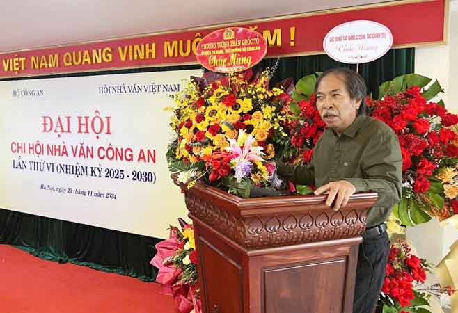 Nhà thơ Nguyễn Quang Thiều phát biểu tại đại hội