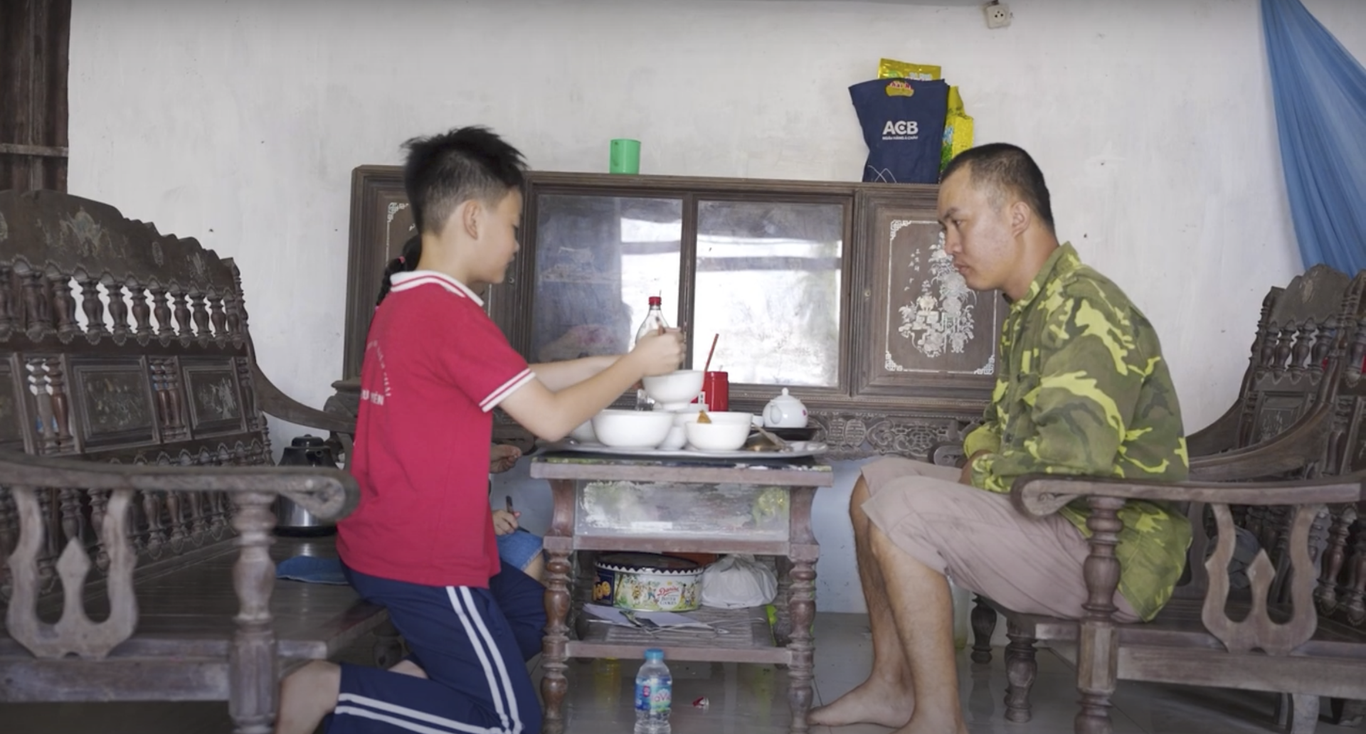 Bạn Nguyễn Hiếu Toàn chăm sóc cha và em gái trong những ngày mẹ đi làm xa.