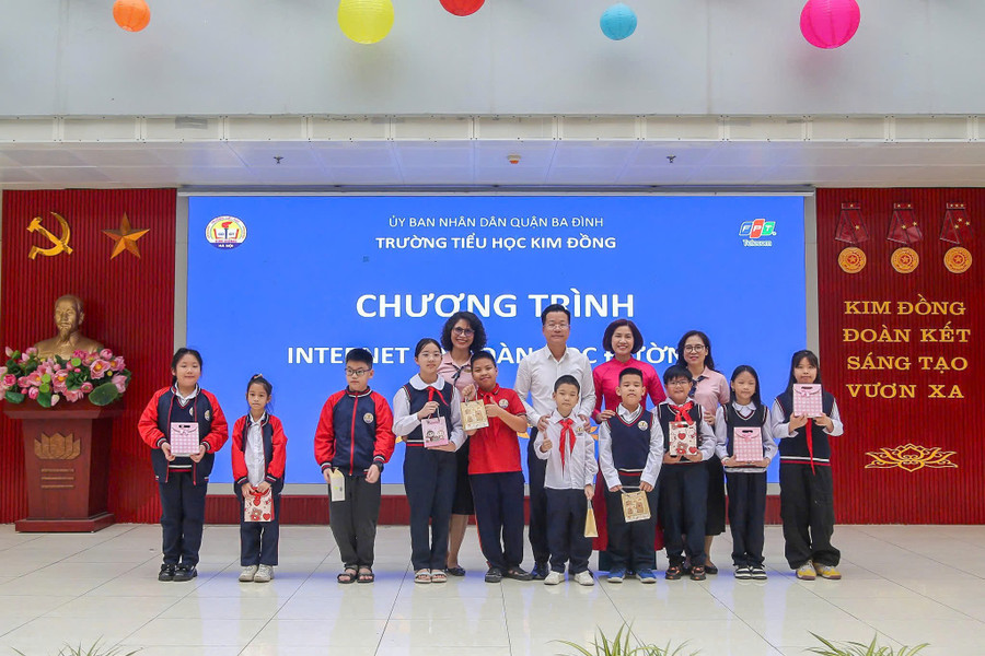 Ông Lê Đức Thuận - Trưởng phòng GD&ĐT quận Ba Đình cùng Ban Giám hiệu Trường Tiểu học Kim Đồng trao thưởng cho học sinh tại chương trình giao lưu.