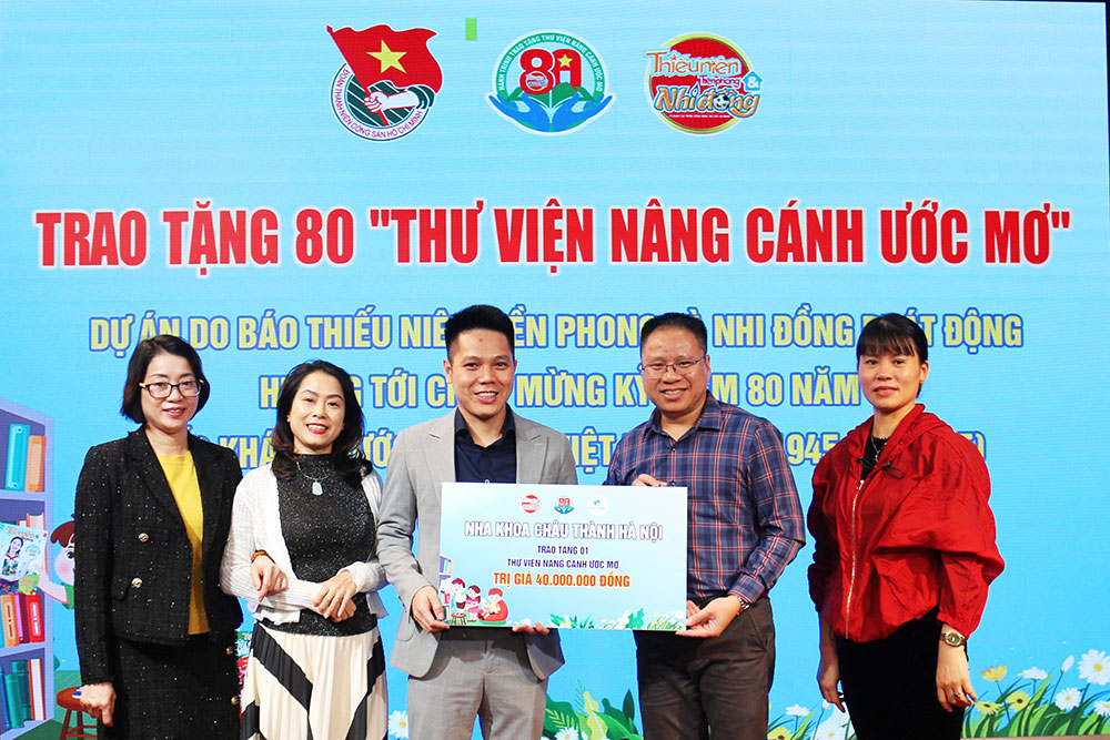 Bác sĩ Nguyễn Trọng Hoàn - Giám đốc chuyên môn Phòng khám Nha khoa Châu Thành, Hà Nội (người thứ ba, từ trái sang) trao tặng 01 Thư viện trị giá 40 triệu đồng cho trẻ em vùng bị ảnh hưởng bởi siêu bão số 3 (Yagi)