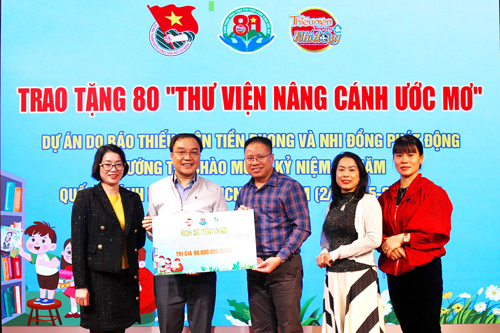 Ông Võ Tứ Cường - Giám đốc đào tạo truyền thông, đại diện Công ty TNHH Ứng dụng Khoa học công nghệ (Hà Nội) trao tặng 03 Thư viện trị giá 90 triệu đồng cho chương trình