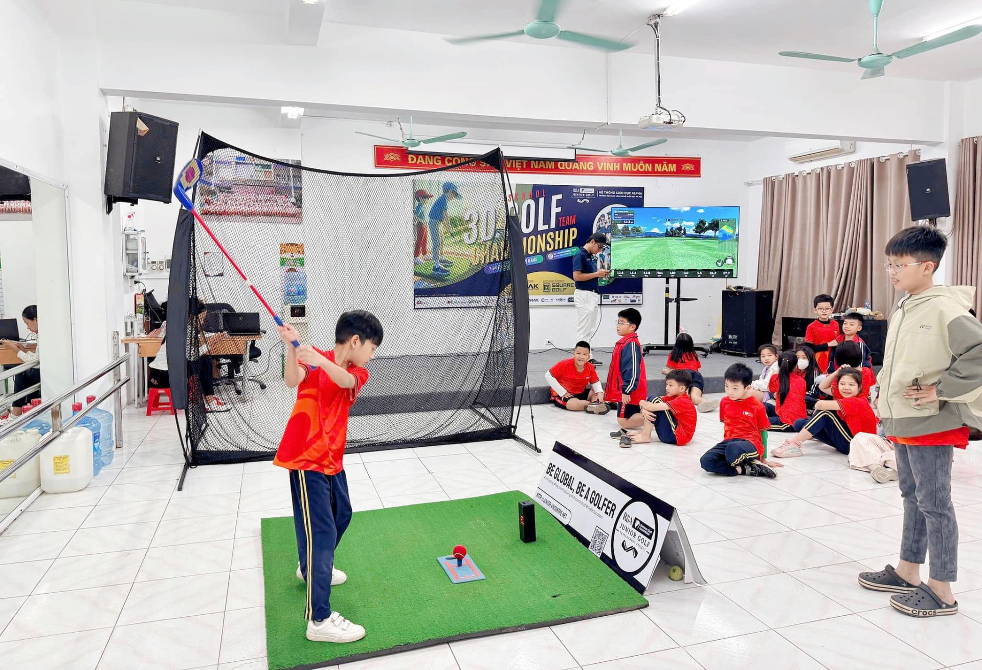 Môn golf được đưa vào giảng dạy tại trường Tiểu học Công nghệ giáo dục. Ảnh: VN Centre