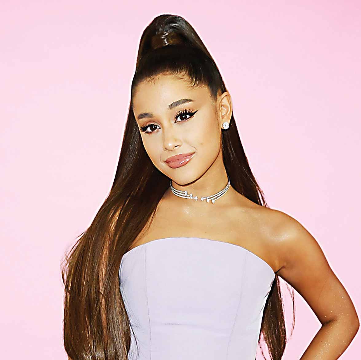 Tương đồng với chị Kylie, “công chúa nhạc pop” Ariana Grande cũng ước có thể bay trên không trung. “Chị nghĩ biết bay là một siêu năng lực rất thú vị”, nữ ca sĩ hài hước nói.