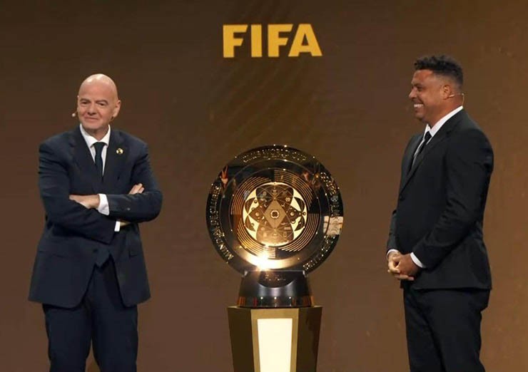 Chủ tịch FIFA Gianni Infantino và huyền thoại Ronaldo mở màn bốc thăm chia bảng FIFA Club World Cup 2025