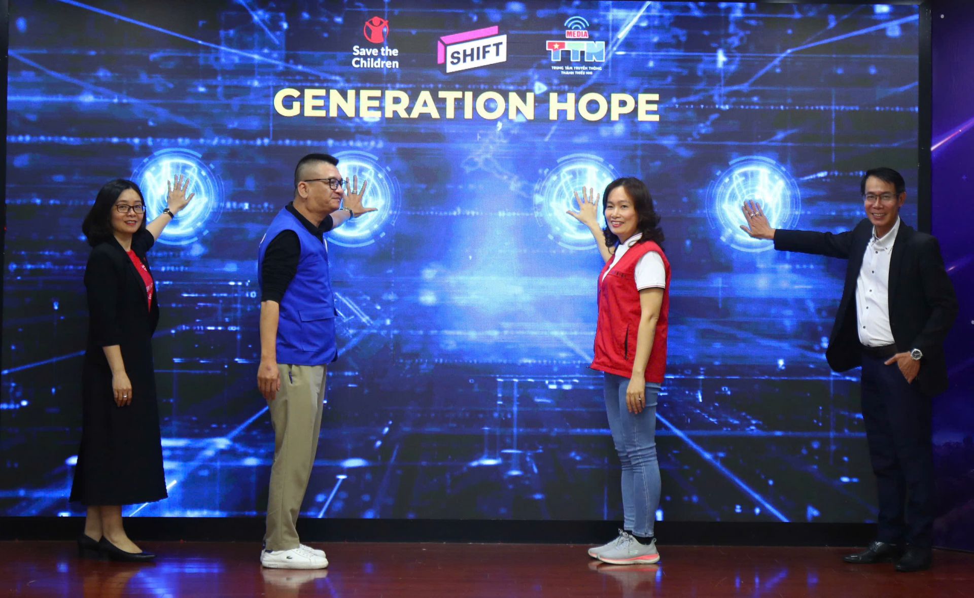 Ban tổ chức thực hiện nghi thức ra mắt ứng dụng Generation Hope.