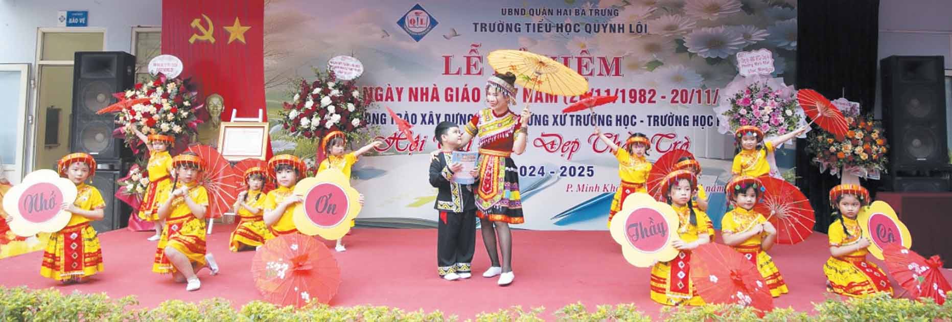 Cô giáo Lê Thị Tuân thi tài năng cùng học sinh khối 1.