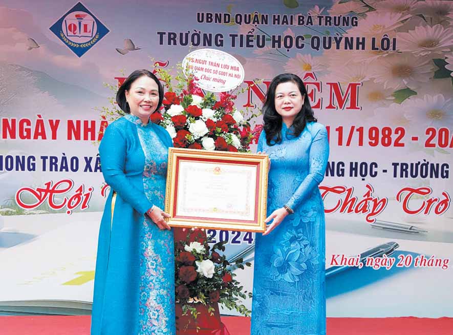 Nhà giáo Ưu tú, Tiến sĩ Trần Lưu Hoa - Phó Giám đốc
Sở GD&ĐT Hà Nội (bên phải), trao Bằng khen của Nhà nước cho cô Nguyễn Thị Thắm