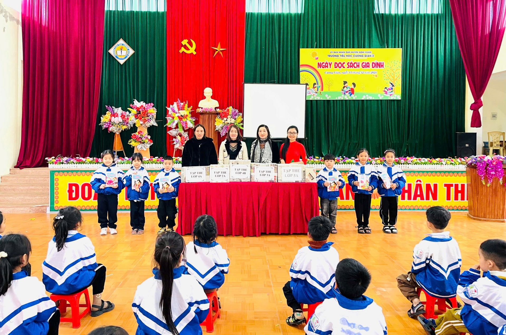 Cũng trong dịp này, trường Tiểu học Cương Gián 2 đã tổ chức quyên góp được gần 300 đầu sách báo thêm vào cho tủ sách dùng chung của nhà trường.