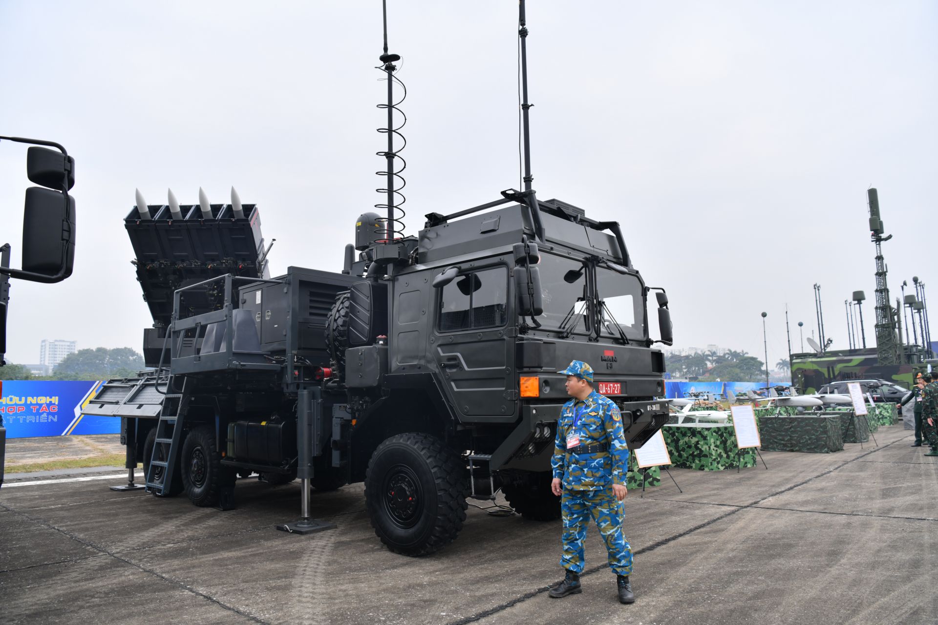 Triển lãm trưng bày nhiều vũ khí, khí tài của Quân đội Nhân dân Việt Nam như: xe tăng T90SK, tên lửa phòng không Spyder, hệ thống tên lửa bờ VCM, xe chiến đấu bộ binh XCB,...