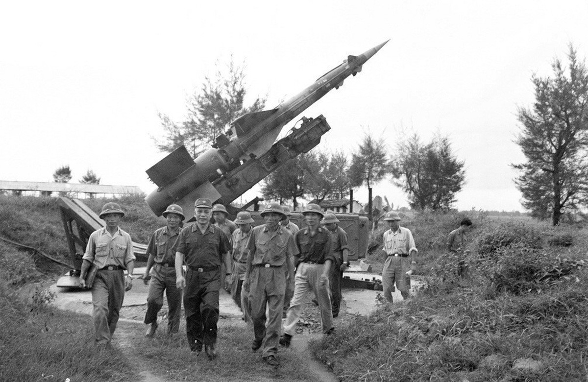 Đại tướng Văn Tiến Dũng kiểm tra trận địa tên lửa của Binh đoàn Sông Đà (1978) - Ảnh: Tư liệu TTXVN