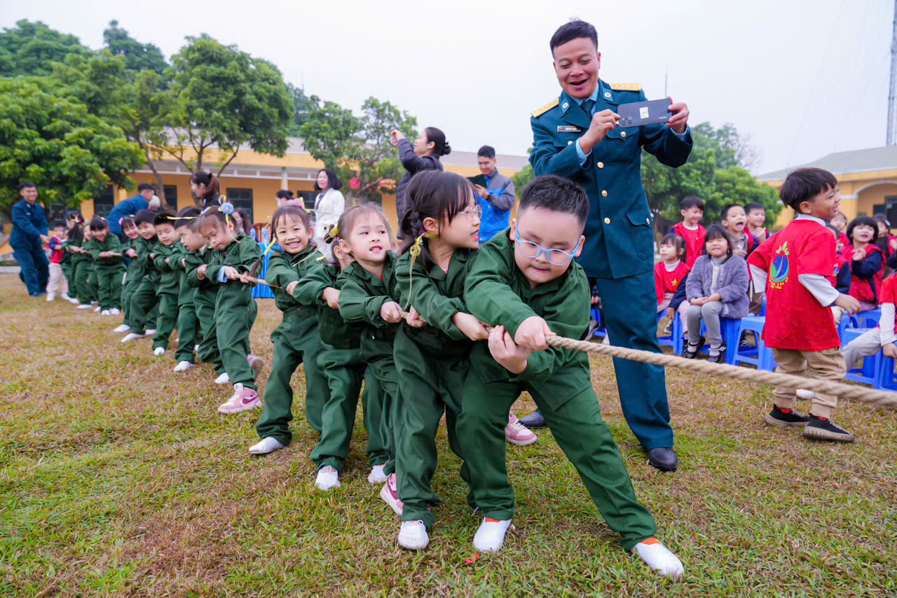 Học sinh Mầm non Yên Sở được trải nghiệm nhiều trò chơi 