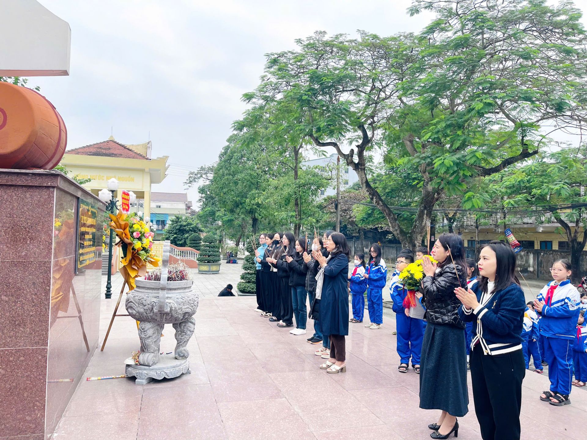 Liên đội trường TH Bến Thủy dâng hoa, dâng hương tại Khu di tích lịch sử Cồn Mô- Phường Bến Thuỷ