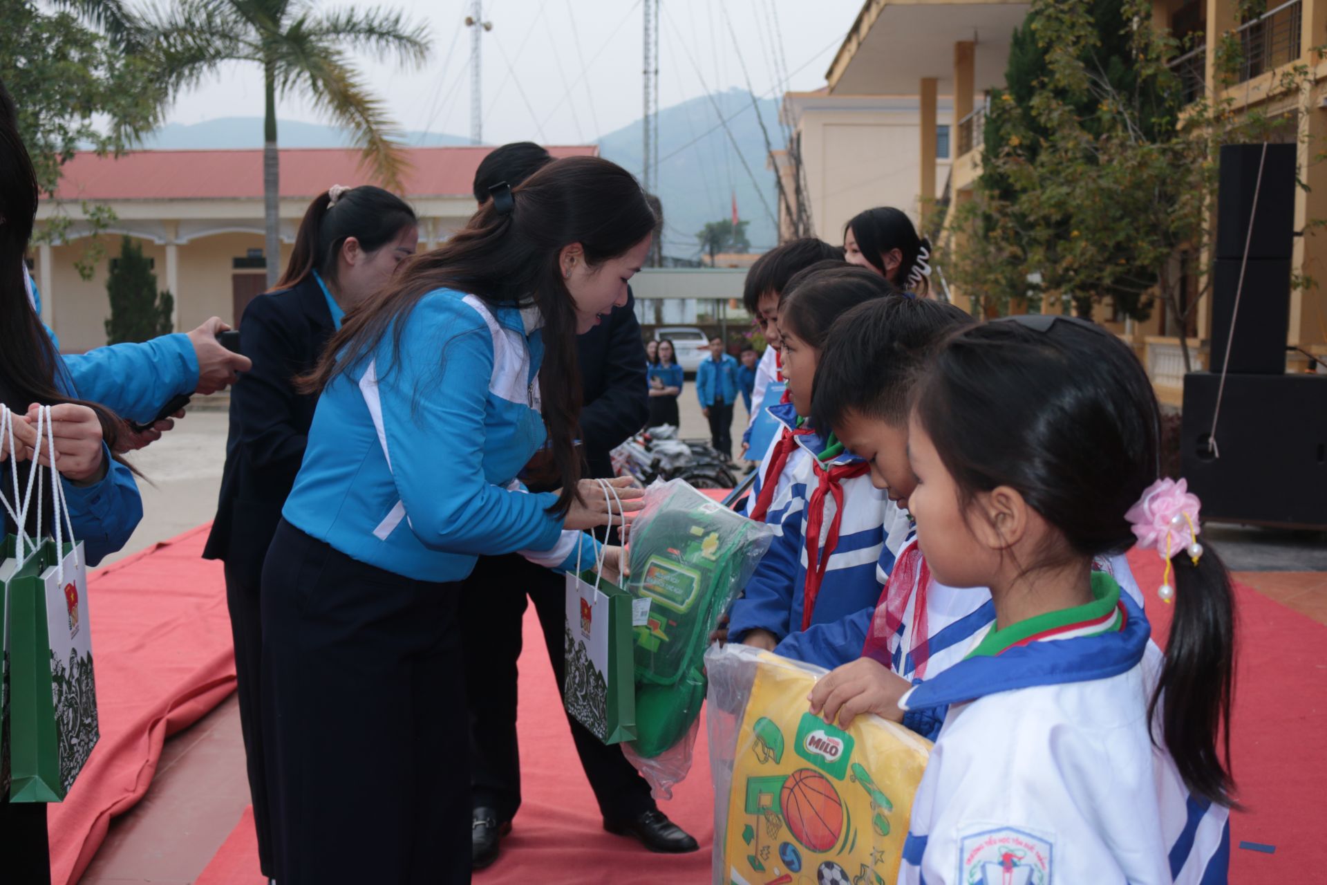 Anh Nguyễn Minh Triết tặng các phần quà nhỏ cho các bạn học sinh tham dự ngày hội.