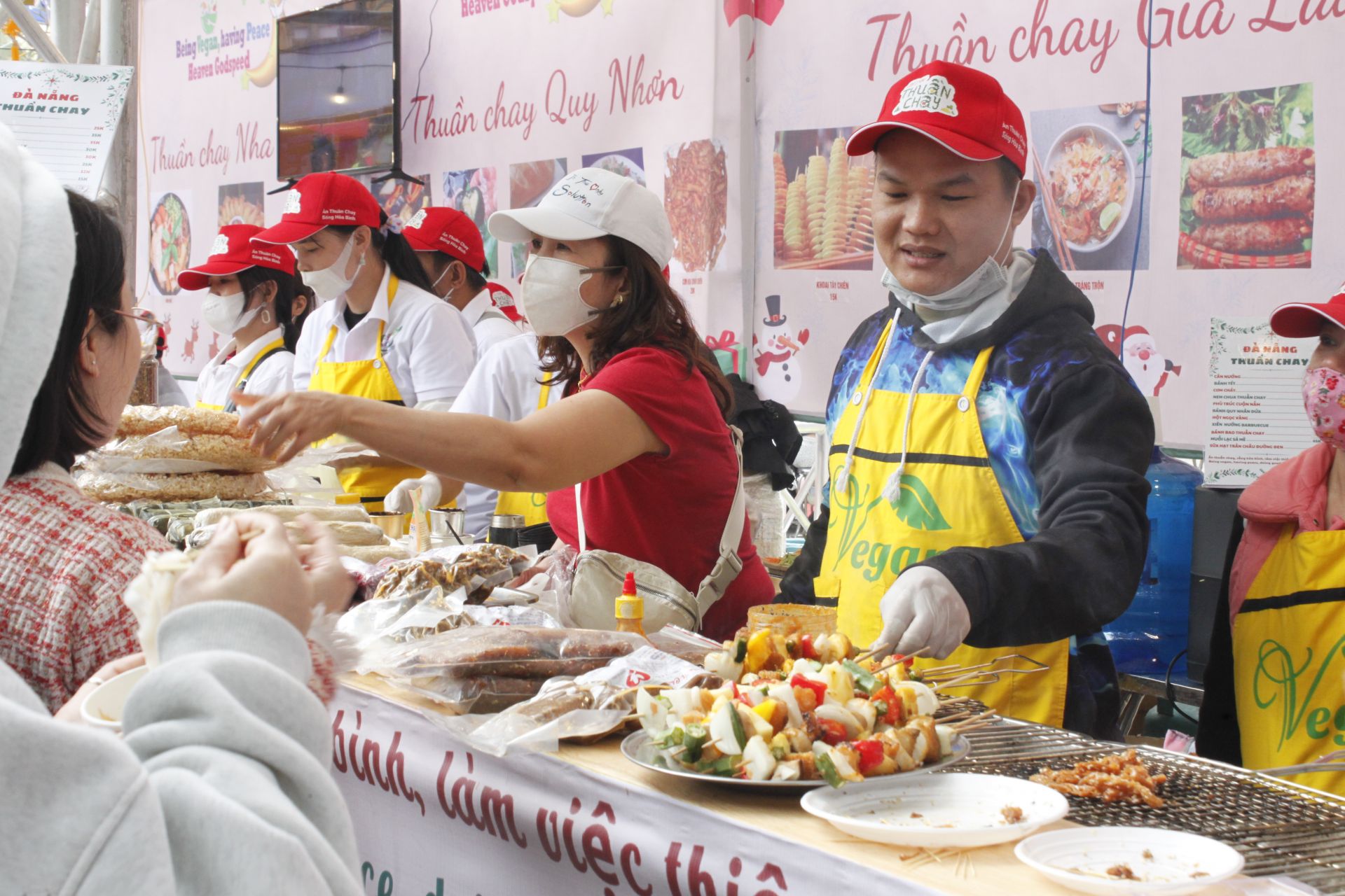 Lễ hội thuần chay lần này mang tới nhiều món ăn độc đáo và hấp dẫn với những gian hàng được trang trí đẹp mắt, thu hút rất nhiều du khách ghé thăm