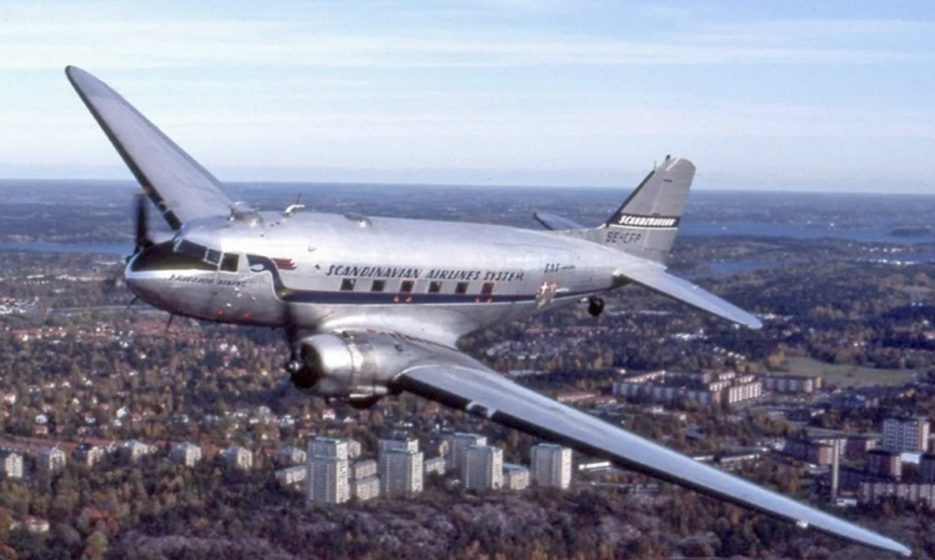 Máy bay DC-3.