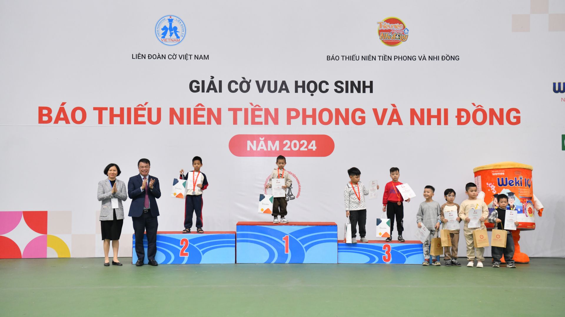 Nhà văn, nhà báo Nguyễn Phan Khuê - Ủy viên Hội đồng Đội T.Ư - Tổng Biên tập báo TNTP&NĐ - Trưởng BTC và Phó Tổng thư ký Liên đoàn Cờ Việt Nam Huỳnh Hoa Minh Nhật trao giải cho nhóm tuổi mẫu giáo và lớp 1 bảng Phong trào