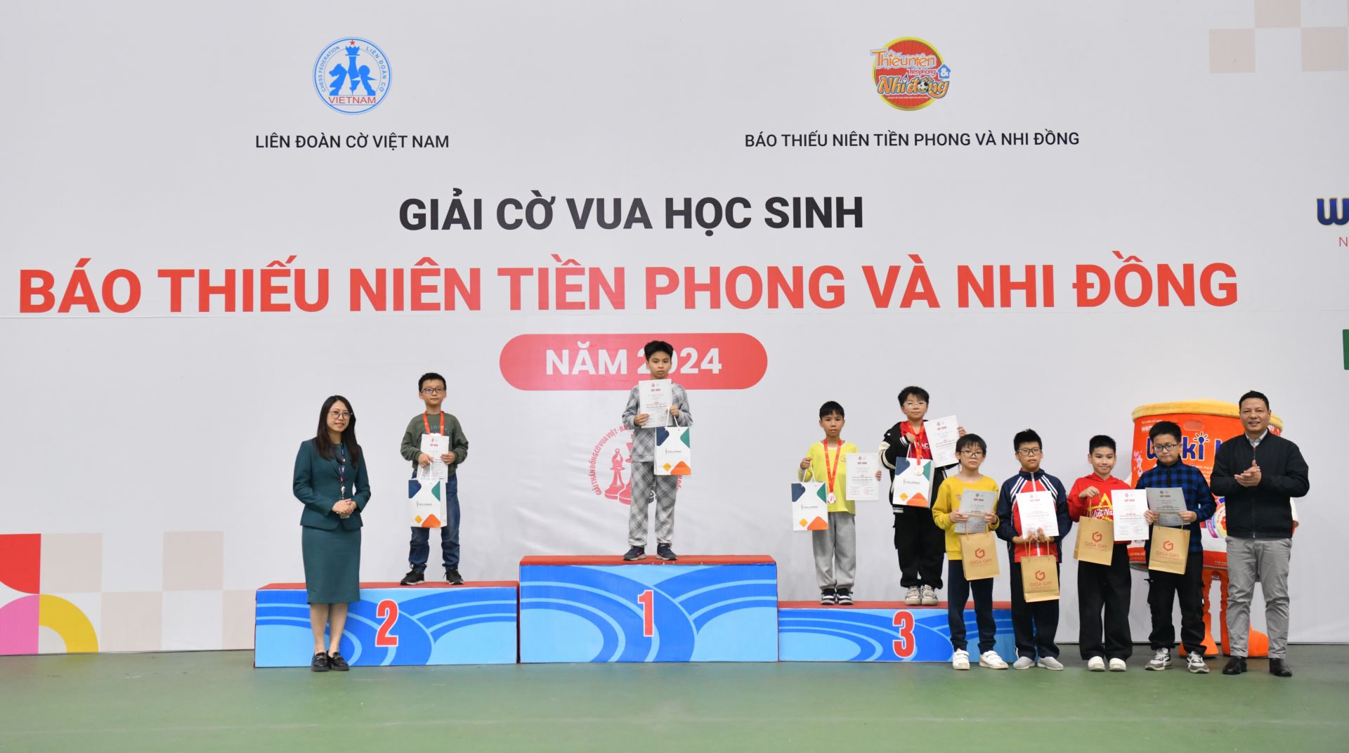 Nhà Báo Phạm Định Thi - Ủy viên Ban Biên tập Báo TNTP&NĐ và Bà Phan Tâm – Quản lý phòng Tuyển sinh trường Wellspring Hà Nội lên trao giải 