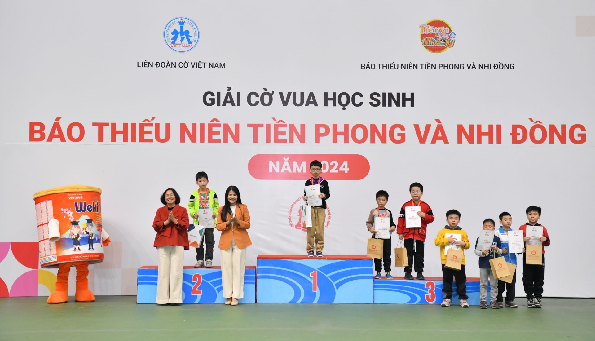 Phó Tổng Biên tập Báo Thiếu niên Tiền phong và Nhi đồng và Bà Đinh Thị Huyền Trang, đại diện nhãn hàng Weki IQ