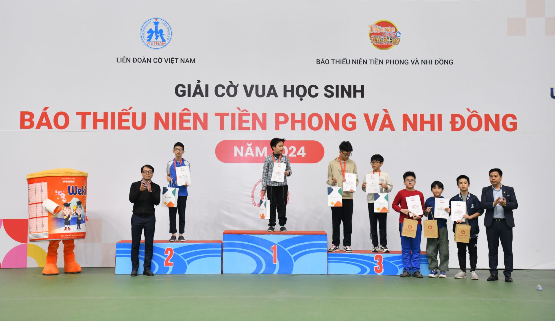 -	Nhà báo Vũ Thắng – Chánh Văn phòng Báo TNTP&NĐ và Nhà báo Đặng Sĩ Tuấn – Phụ trách Ban Truyền thông Số Báo TNTP&NĐ trao giải cho kỳ thủ khối 6-7, bảng Nâng cao nam